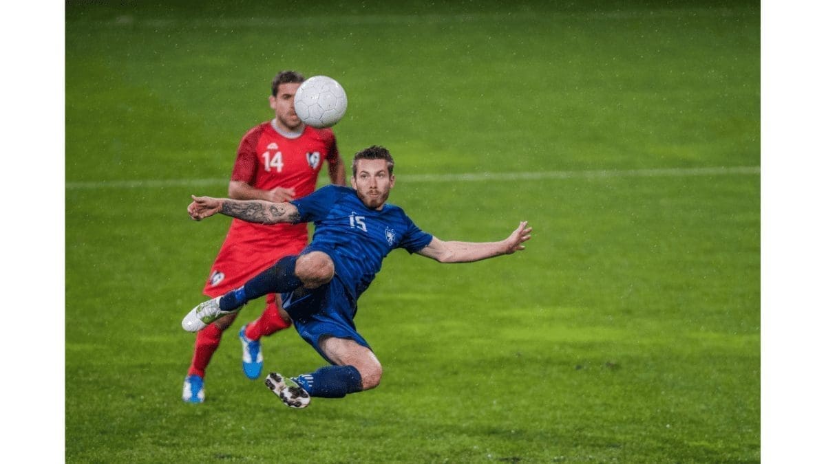 Ballon de football sur pelouse avec lignes de terrain