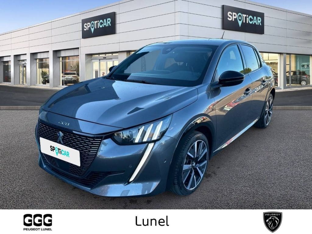 Peugeot d'occasion garée sur une route