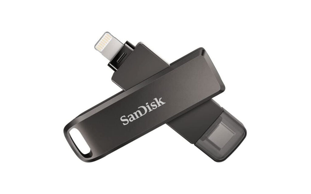 Clé USB branchée sur le port d'un ordinateur portable