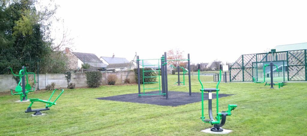 Agrès d'un fitness park extérieur utilisés pour une séance de renforcement d'un footballeur