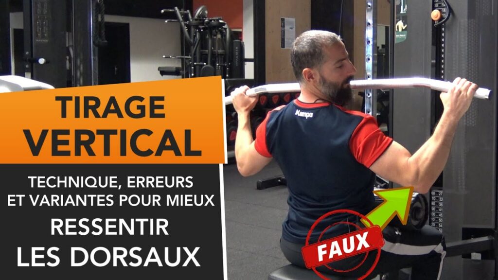 Pratiquant assis au tirage verticale à la poulie haute, prise large en pronation, barre tirée vers la poitrine