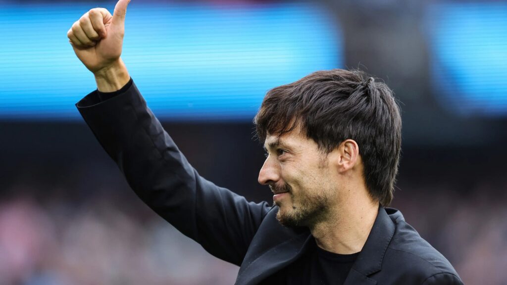David Silva sous le maillot de Manchester City, ballon au pied