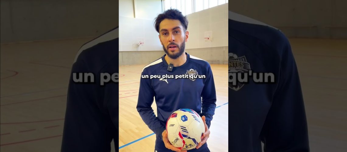 Ballon de football de taille 5 posé sur une balance pour vérifier sa masse