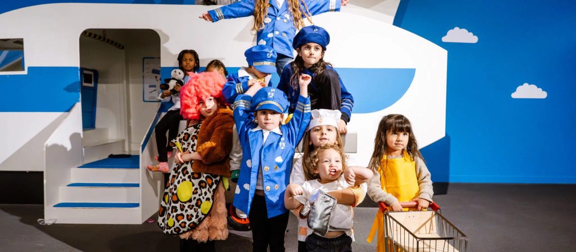 Enfant déguisé en pompier dans une mini-ville indoor à Bordeaux