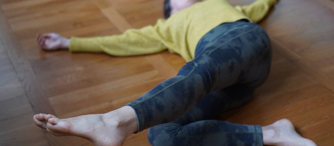 Personne allongée sur un tapis pendant un cours MUNZ FLOOR en ligne