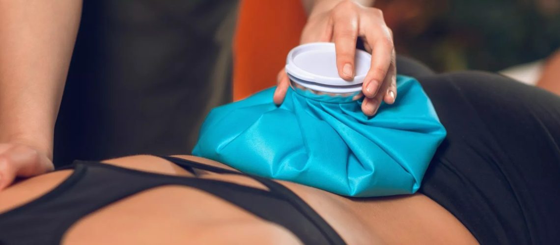 Sportif se massant le mollet après une contracture musculaire