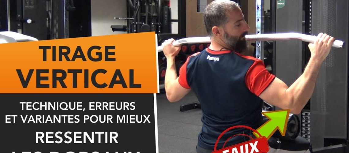 Pratiquant assis au tirage verticale à la poulie haute, prise large en pronation, barre tirée vers la poitrine