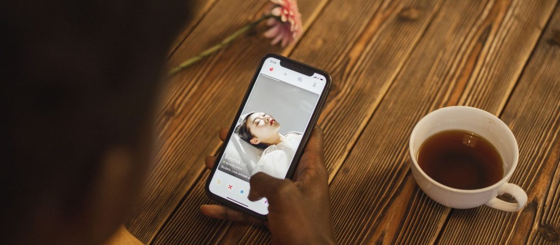 Site de rencontre consulté sur un ordinateur, illustration d'un avis sur Superencontre