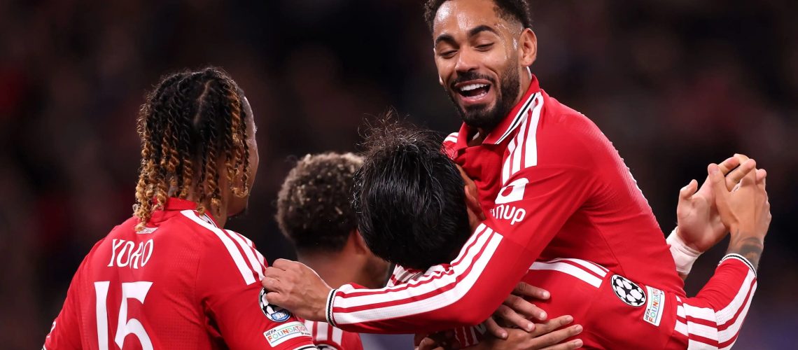 Joueurs de Manchester United en maillot rouge sur la pelouse d'Old Trafford