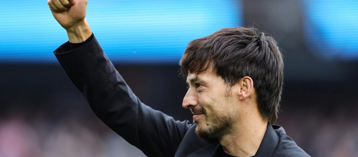 David Silva sous le maillot de Manchester City, ballon au pied