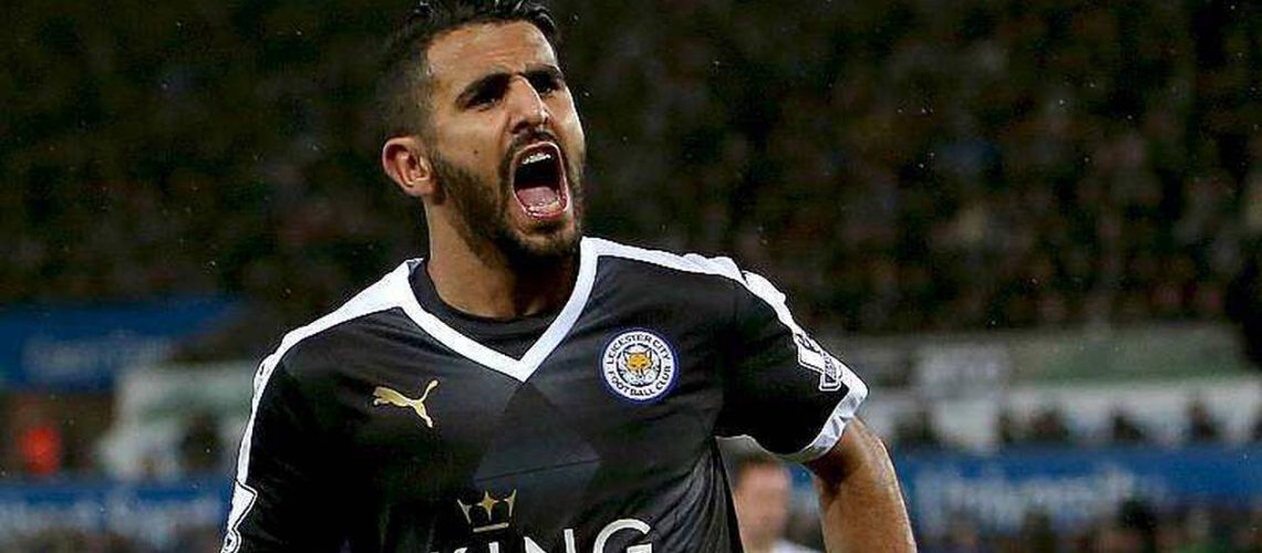Riyad Mahrez sous le maillot bleu de Leicester City lors d'un match de Premier League