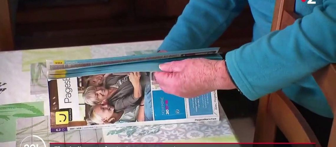 Recherche d'un particulier dans l'annuaire Pages Blanches affiché sur un écran