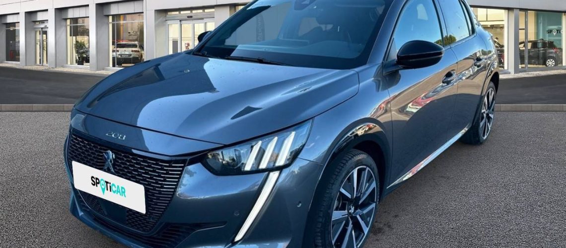 Peugeot d'occasion garée sur une route