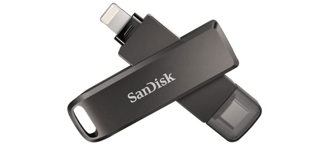 Clé USB branchée sur le port d'un ordinateur portable