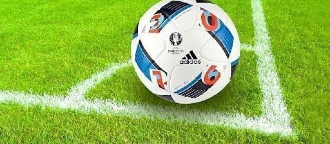 ballon rond sur terrain de foot
